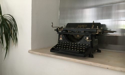 16 bureau machine à écrire